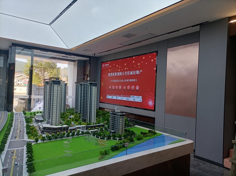 如今，在劍閣萬君佳城房地產(chǎn)售樓處，P2室內(nèi)LED顯示屏憑借優(yōu)越的可視性和強(qiáng)烈的視覺沖擊力，成為售樓處宣傳的得力助手。